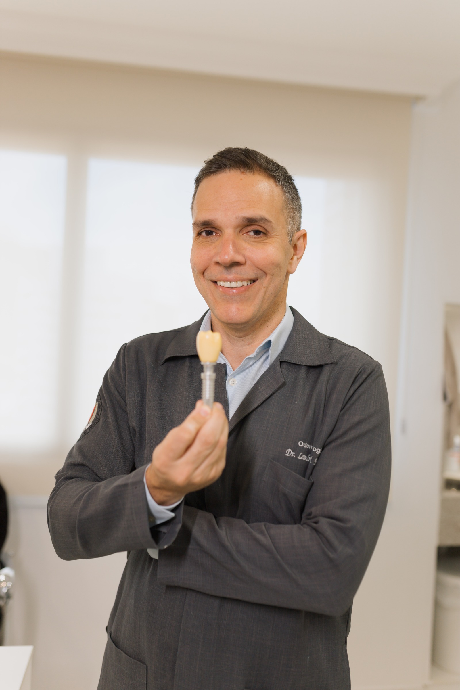 Dr. Leandro Mattar — Especialista em Implantes Dentários em Vila Velha/ES